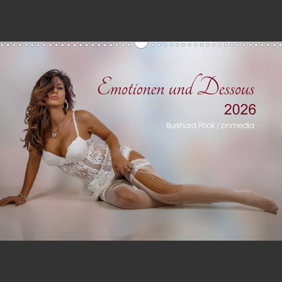 Kalenderblatt für 2026 mit einer Frau in weißer, spitzenbesetzter Lingerie, die auf dem Boden liegt und sinnlich in die Kamera blickt. Der Titel des Kalenders lautet "Emotionen und Dessous".