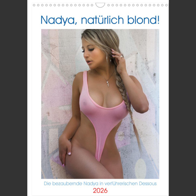 Kalenderblatt für 2026 mit einer Frau in einem knappen rosa Body, die sich an eine graue, graffiti-ähnliche Wand lehnt. Sie hat langes blondes Haar und blickt seitlich nach unten. Der Text lautet "Nadya, natürlich blond!" und "Die bezaubernde Nadya in verführerischen Dessous 2026".
