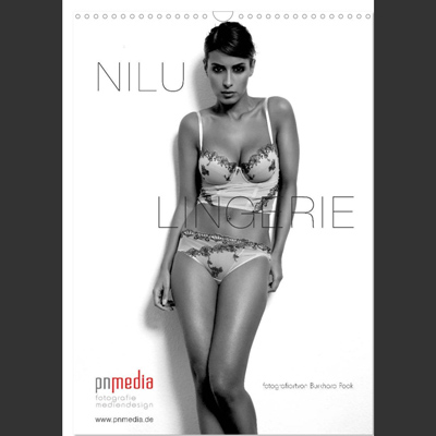 Kalenderblatt in Schwarz-Weiß mit einem Model, das Lingerie mit Blumenstickerei trägt und selbstbewusst in die Kamera blickt. Der Text lautet "NILU LINGERIE" und "fotografiert von Burkhard Pook / pnmedia".