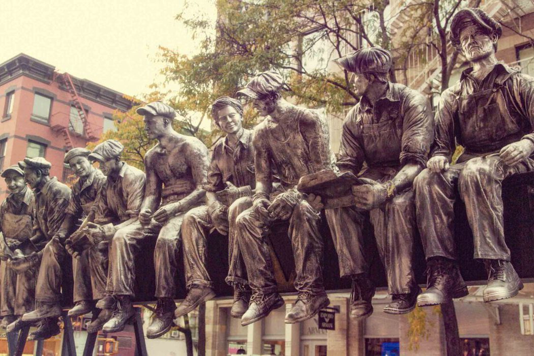 Bronzeskulptur Lunch Atop a Skyscraper – elf Bauarbeiter sitzen auf Stahlträger hoch über Straße in SoHo New York, Nachbildung des berühmten Fotos von 1932.