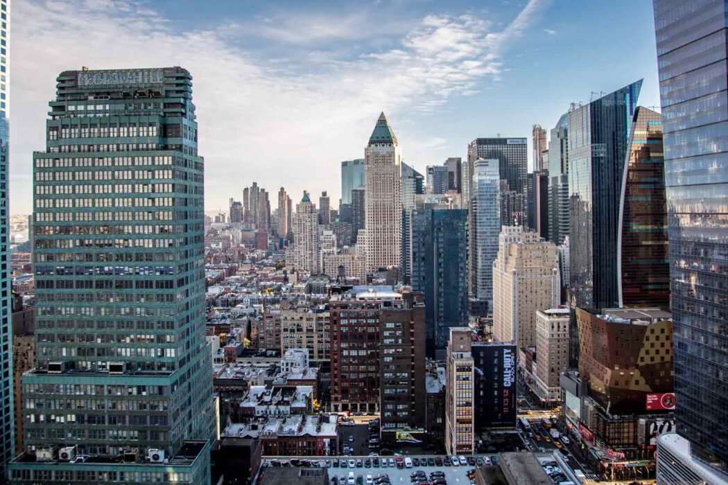 Skyline von Midtown Manhattan in New York mit Wolkenkratzern wie dem McGraw-Hill Building und Blick auf Times Square bei Tageslicht