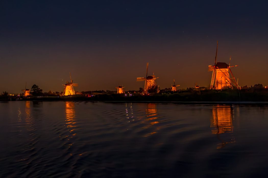 Kinderdijk Windmühlen Nachtbeleuchtung Panorama