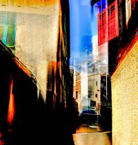 Kreative Doppelbelichtung einer engen Bergdorf Gasse mit alten Häusern, roten Fensterläden und Blick auf schneebedeckte Berge und blauen Himmel, abstrakter Kunst Effekt.