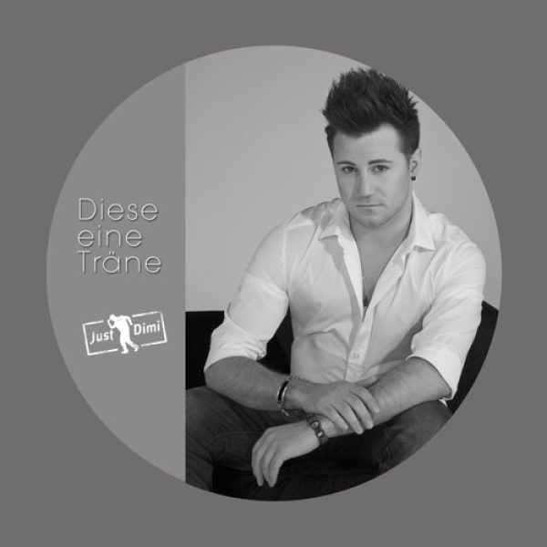 CD-Cover von Just Dimi – „Make Me Sweat“: Das Cover zeigt einen energiegeladenen Tänzer in sportlicher Kleidung, der vor einem dynamischen Hintergrund mit leuchtenden Farben und abstrakten Mustern in der Luft schwebt. Die vertikal auf der linken Seite platzierten Schriftzüge „Make Me Sweat – Radio Version“ und „Make Me Sweat – Instrumental“ ergänzen das moderne Design. Oben rechts befindet sich das Logo „Just Dimi“.