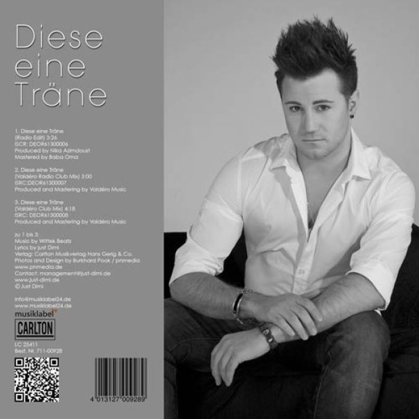 Rückseite des CD-Covers von „Make Me Sweat“ von Just Dimi. Das Design zeigt eine dynamische Komposition mit leuchtenden Farben und energiegeladenen Grafikelementen. Im Zentrum steht eine stilisierte Getränkedose mit leuchtenden Farben und energiegeladenen Grafikelementen. Der Hintergrund zeigt abstrakte Muster in kräftigen Farbtönen, die Bewegung und Vitalität symbolisieren. Der Slogan „Unleash the Power“ ist prominent platziert und unterstreicht die belebende Wirkung des Produkts. Das Cover enthält auch Produktionsdetails wie Musik und Produktion von Nika Azimodust, Lyrics von Just Dimi sowie Design von Burkhard Pook. Das Logo „Just Dimi“ befindet sich oben rechts.