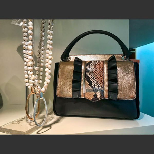 Stilvolle Handtasche und eine Art von Perlenkette