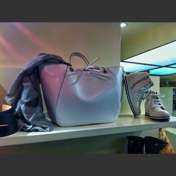 Stilvolle Handtasche und ein Paar Schuhe
