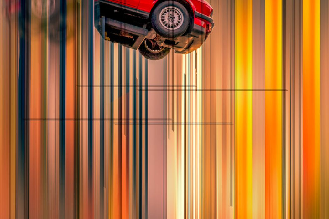 Digitale Kunstkomposition eines roten Autos, das in einem Feld aus vertikalen, bunten Linien und geometrischen Rastern schwebt. Die Farben variieren von leuchtendem Orange bis hin zu tiefen Blautönen.