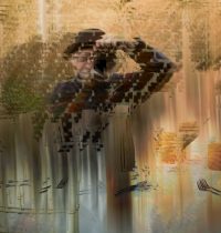 Abstraktes, digital verzerrtes Porträt eines Fotografen mit Kamera; überlagerte Strukturen aus Natur, Pixelartefakten und vertikalen Fragmenten erzeugen einen surrealen, träumerischen Eindruck.