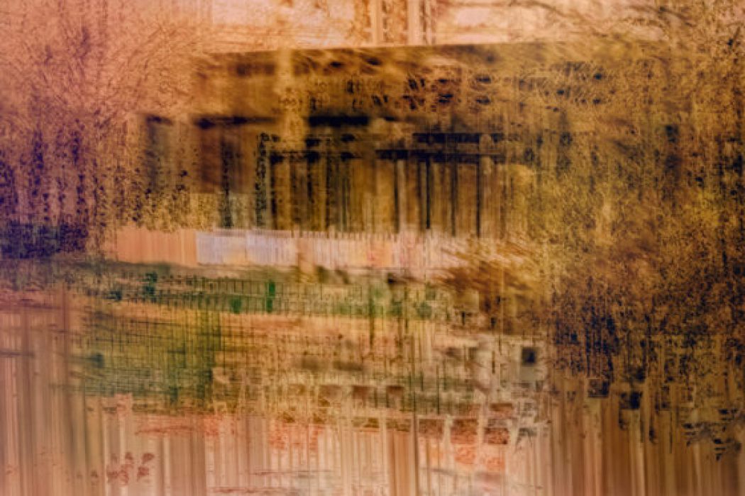 Abstraktes, vielschichtiges Bild mit überblendeten Elementen aus Architektur, Bäumen und warmen Farbstreifen; surrealer, träumerischer Eindruck.