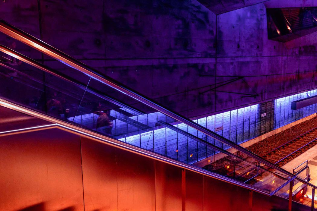 Rolltreppe U-Bahn-Station futuristisch violett blau beleuchtet