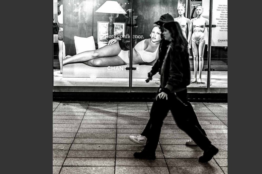 Schaufenster mit Werbeplakat 'More confidence' und Schaufensterpuppen
