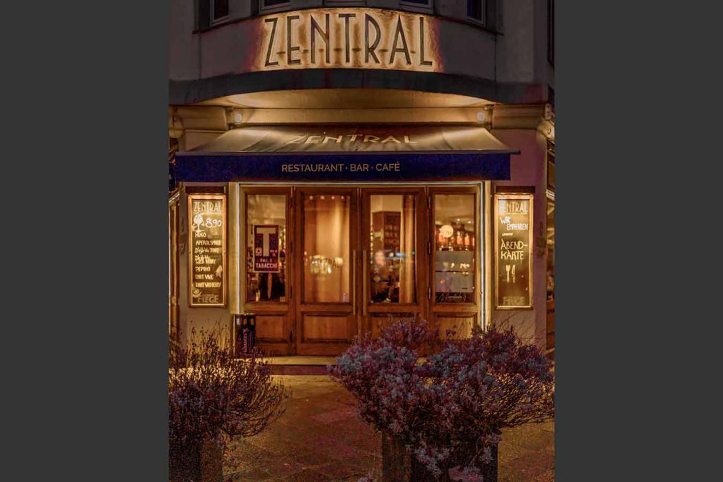 Restaurant Bar Café ZENTRAL Fassade Abendbeleuchtung