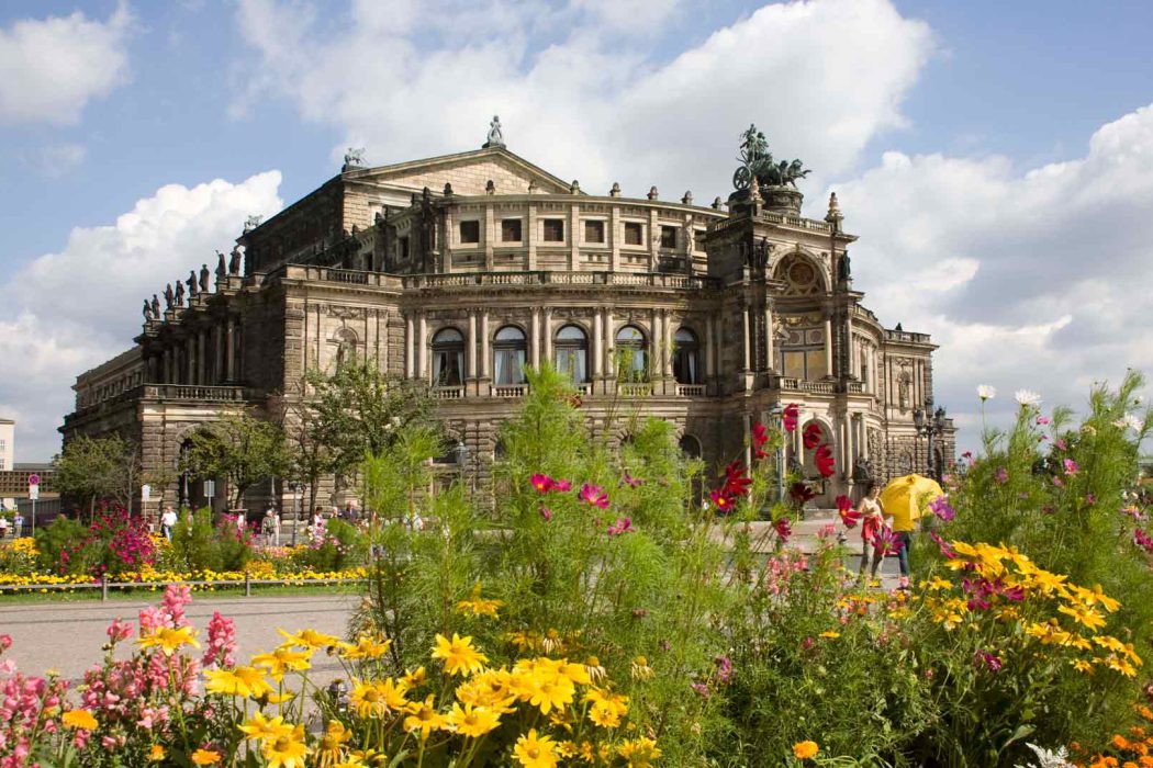 Semperoper in Dresden mit Blumen im Vordergrund.