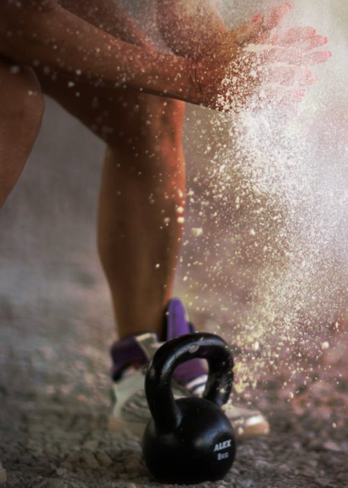 Sportler beim Training mit Gewichten