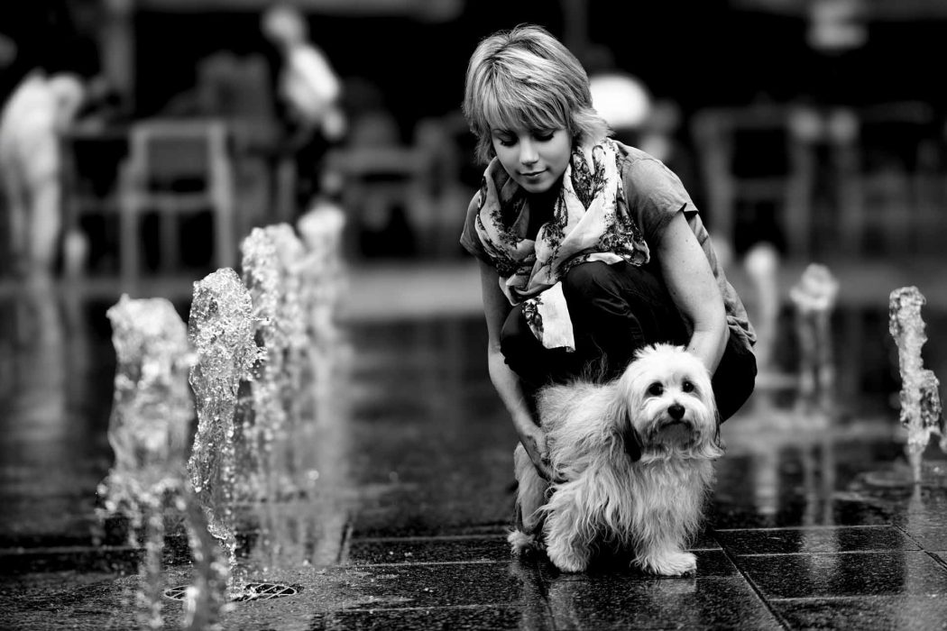 auchen Sie ein in die Welt der Streetfotografie. Atemberaubende Schwarz-Weiß-Aufnahmen, die das Leben auf den Straßen und die einzigartige Verbindung zwischen Menschen und ihren Hunden festhalten