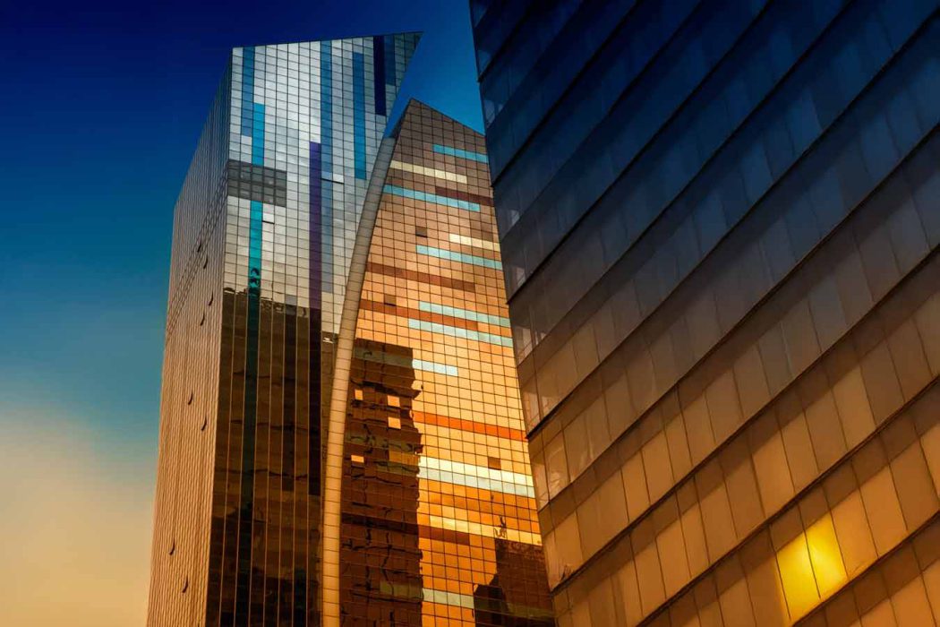 Entdecken Sie die Faszination der urbanen Streetfotografie. Atemberaubende Aufnahmen moderner Hochhäuser und Wolkenkratzer, die die Dynamik und Ästhetik zeitgenössischer Stadtlandschaften einfangen. Ideal für Architektur- und Stadtfotografie-Enthusiasten.