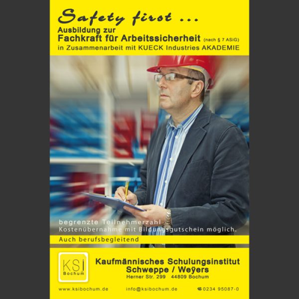 Flyer 'Safety first...' Ausbildung zur Fachkraft für Arbeitssicherheit: Ein Informationsflyer des Kaufmännischen Schulungsinstituts (KSI) in Bochum für die Ausbildung zur Fachkraft für Arbeitssicherheit. Zeigt einen Mann mit Schutzhelm und Brille, der Notizen auf einem Klemmbrett macht, mit verschwommenem Hintergrund einer Industrieanlage. Der Flyer hebt "Safety first..." hervor. Enthält Kontaktinformationen und Website des KSI Bochum."