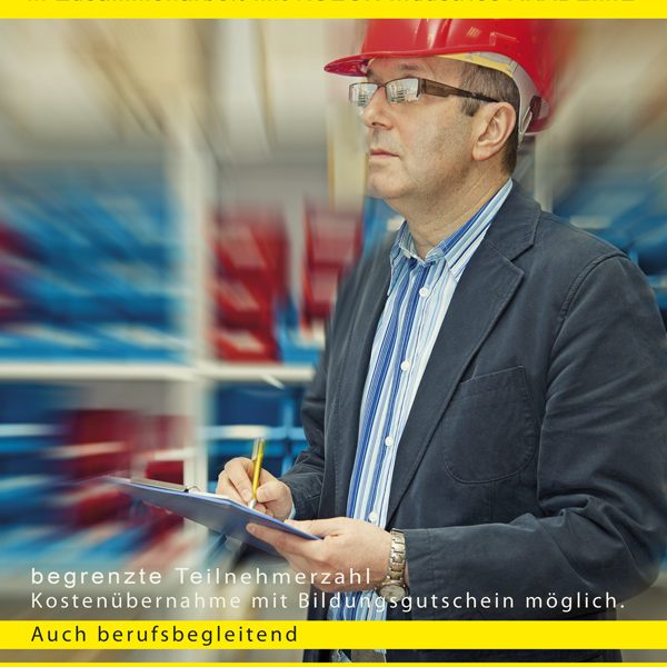 Mann mit rotem Schutzhelm schreibt Notizen auf Zwischenablage bei Arbeitssicherheits-Ausbildung