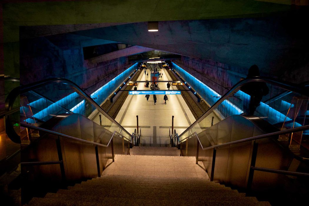 U-Bahnhof Rathaus Bochum mit blauer Beleuchtung und Rolltreppen.
