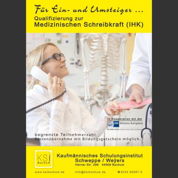 Werbeplakat für eine berufliche Qualifizierung zur Medizinischen Schreibkraft (IHK), angeboten vom Kaufmännischen Schulungsinstitut Schweppe/Weyers (KSI Bochum). Das Plakat zeigt eine lächelnde Frau in weißem Kittel, die in einem medizinischen Umfeld telefoniert, während ein Arzt ihr gegenübersteht. Im Hintergrund ist ein Skelettmodell sichtbar – typisch für eine Arztpraxis oder medizinische Schulungseinrichtung. Der gelbe Slogan „Für Ein- und Umsteiger …“ sowie grün hervorgehobene Kursbezeichnung betonen den beruflichen Neustart